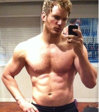 ...aber seit einigen Jahren, und vor allem für seinen aktuellen Film „Juressic World“, hat er wohl einige Zeit im Fitnessstudio verbracht