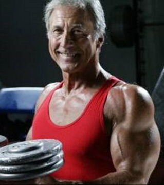 Ein wohlgeformter Körper und ein wacher Geist, so sieht er mittlerweile aus. In der Zwischenzeit ist er auch Mathe- und Chemielehrer