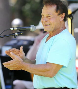 Er hat ein gut gefülltes Leben mittlerweile, da er nach dem Bodybuilding Boxer, Drehbuchautor, Schauspieler und Autor war