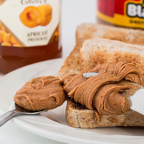 Erdnussbutter kannst du für Apfelschnitze nutzen. Pass aber darauf auf, dass in ihr kein Zucker ist. Foto: Pixabay