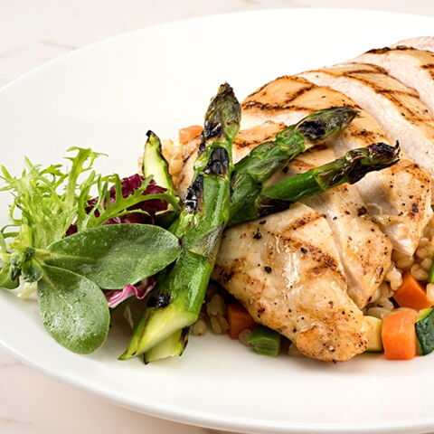 Feines Hähnchenfleisch liefert viel Eiweiß und ist relativ fettarm. Foto: Getty Images