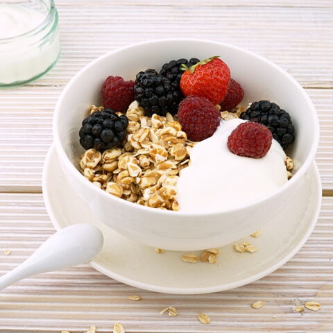 Haferflocken sind besser als gezuckertes Müsli. Kombiniere sie am besten mit anderen eiweißreichen Lebensmitteln, wie z.B. Quark. Foto: Pixabay