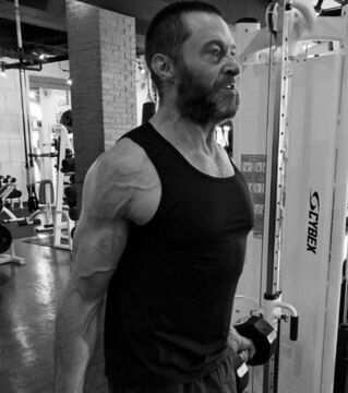 Hugh Jackman: Ich habe immer ein Herzrhythmus-Messgerät dabei, wenn ich Gewichte hebe. Mein Puls darf dabei nicht unter 140 sinken.