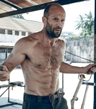 Jason Statham: Ich mache niemals das gleiche Workout zweimal. Ich wechsel ständig ab. Wisst ihr woran man ein gutes Training erkennt? Wenn man danach sagt: „Ich bin komplett im Arsch!“