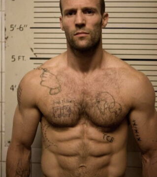 Jason Statham ist bekannt für seinen Waschbrettbauch und seinen Stiernacken...
