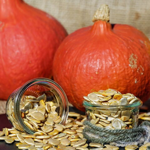 Kürbiskerne kannst du in Salaten nutzen oder einfach so essen. Foto: Pixabay