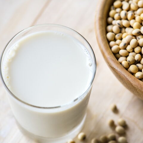 Sojamilch enthält pro 100 ml 3,3 g Eiweiß. Achte darauf, dass sie ungesüßt ist. Foto: Pixabay