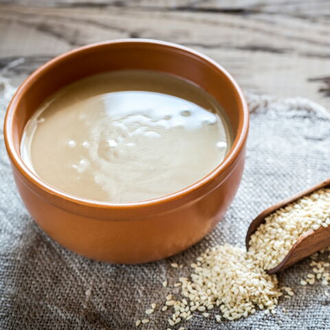 Tahini (Sesamsoße) enthält neben viel Eiweiß auch viel Kalzium. Foto: Getty Images