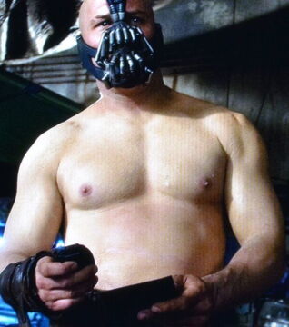 Und das ist Tom Hardy in der Rolle von Bane im Film "The Dark Knight Rises". Er musste 15 Kilo an Muskelmasse zunehmen. Beeindruckende Leistung!