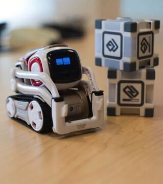 Cozmo ist ein kleiner Roboter mit künstlicher Intelligenz. Über eine App kann man Spiele mit ihm machen, dabei interagiert er mit seinem Gegenüber und entwickelt eine individuelle Persönlichkeit. Das niedliche Spielzeug ist wie ein echter Spielgefährte