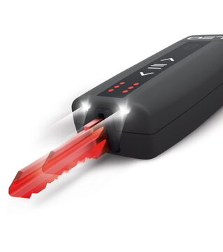 Dank des Leo Smartkeys ist jetzt Schluss mit Schlüsselklappern und nach dem passenden Schlüssel suchen. Der jeweilige Schlüssel wird mit den Auswahltasten ausgewählt, LED-Lichter erleichtern das Türöffnen bei Nacht