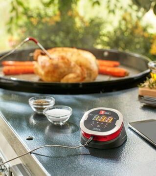 Dank iGrill sich zurücklehnen, während das Fleisch vor sich hingart und die perfekte Garstufe erreicht. Mit Temperaturfühler im Fleisch und Smartphone in der Nähe, kannst du in der kostenlosen App den Temperaturverlauf überwachen