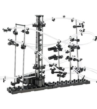 Diese Achterbahn lässt die Herzen höher schlagen: Der 193-teilige Bausatz für die professionelle Kugelbahn mit Looping, Seilstrecke und Aufzug ist etwas für große und kleine Tüftler, denn die Strecken lassen sich immer wieder umgestalten