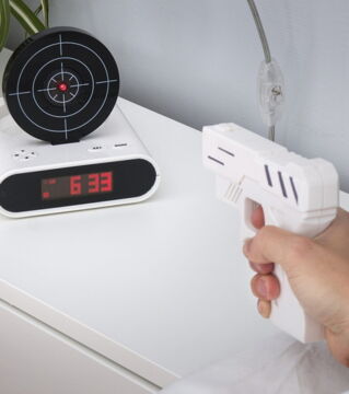 Höchstleistung am hellen Morgen! Denn diesen Wecker bekommst du nur aus, wenn du mit der Infrarot-Pistole genau ins Schwarze triffst. Das fordert Konzentration und Wachsamkeit. Hast du es endlich geschafft, bist du schon hellwach!