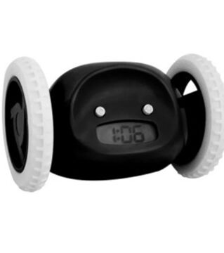 Mit diesem Digitalwecker auf Rädern kommt garantiert jeder Morgenmuffel schnell aus den Federn: Gleich nach dem ersten Piepen rollt er davon und versteckt sich, sodass man gezwungen ist, ihn zu suchen, um ihn auszuschalten