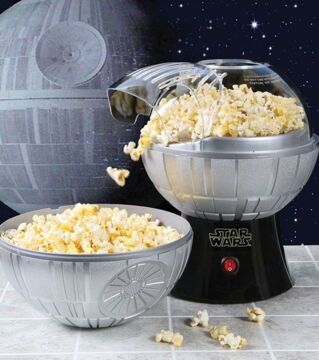 Zwei Fliegen mit einer Klappe: Die Star-Wars-Popcorn-Maschine Todesstern ist der absolute Knüller in jeder Küche. Mit dem Schmuckstück kannst du dir so viel Popkorn machen wie du willst und wirst immer in Kinostimmung versetzt