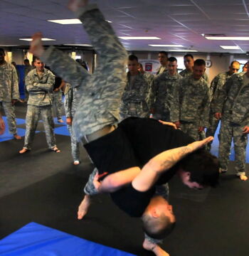 Das MCMAP oder Marine Corps Martial Arts Programm in den USA: Ersetzt die LINE, weniger brutal. Das Ziel ist es, den Gegner unter Kontrolle zu bekommen, ihn zu entwaffnen, aber auch sich selbst zu beherrschen.