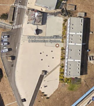 Geheime Orte bei Google Maps: Oeiras, Portugal. Dort war eines der Hauptkommandos der NATO stationiert. Dieser Sitz wurde 2012 geschlossen. Doch seltsamerweise ist dieser Ort bei Google Maps heute noch immer ziemlich verschwommen.