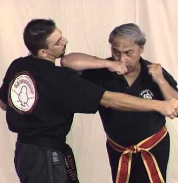 Kapu Kuialua auf Hawaii: Erfunden von hawaiianischen Kriegern. Übersetzt bedeutet es: „In zwei Schlägen“. Du wirst sicher wissen, warum...