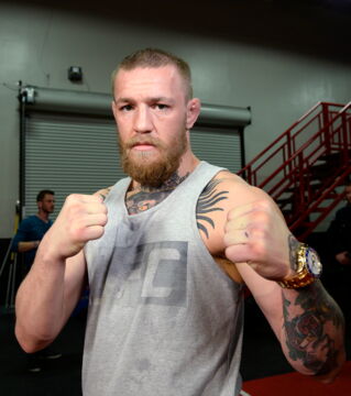 1. Conor McGregor trainierte Hurling, eine irische Sportart, die in seiner Heimat sehr berühmt ist, bevor er ein großer Champion wurde