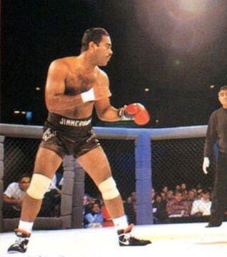 10. Art Jimmerson war ein guter Boxer. Sein erster MMA-Kampf war gegen Royce Gracie. Er hat schon nach wenigen Minuten verloren und beendete danach seine Karriere