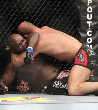 11. James Toney ist ein ehemaliger Box-Weltmeister und hat 76 Siege und nur 10 Niederlagen auf seinem Konto. Er verlor bei der MMA seinen ersten Kampf gegen Randy Couture und beendete kurz darauf seine Karriere