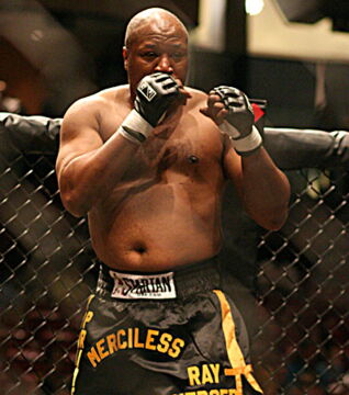 12. Ray Mercer ist ein ehemaliger Profi-Boxer mit einem beeindruckenden Rekord von 36 Siegen und nur 7 Niederlagen. Trotz seinem ersten erfolgreichen MMA-Kampf, sah sein weiterer Karriereverlauf nicht sehr rosig aus