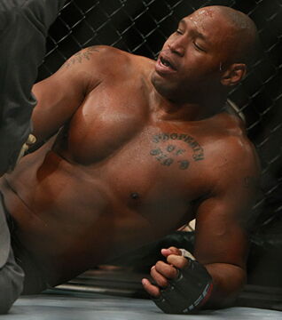 13. Marcus Jones ist ehemaliger amerikanischer Profi-Footballspieler und hat für Tampa Bay Buccaneers gespielt. Er hatte keinen Erfolg in der MMA und erlebte harte Niederlagen