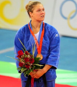2. Ronda Rousey gewann eine Bronzemedaille bei den Olympischen Spielen und eine Silbermedaille bei der Judo-Weltmeisterschaft. Danach war sie die erste weibliche Meisterin bei der UFC