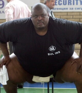 3. Manny Yarbrough ist ehemaliger Footballspieler und Wrestler. Er bekam dank seines imposanten Körperbaus einen Vertrag bei der MMA, aber gewann nur einen Kampf von 3