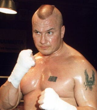 5. Tony Halme war finnischer Boxmeister und Wrestler. Er begann neben seiner MMA- auch eine Politikkarriere und gewann keinen seiner 4 Kämpfe