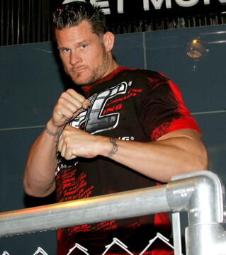 6. Wes Shivers hatte eine kurze Football-Karriere, bevor er zu der MMA wechselte. Seine MMA-Karriere war nicht bemerkenswert, denn er hatte keine bemerkenswerten Gegner