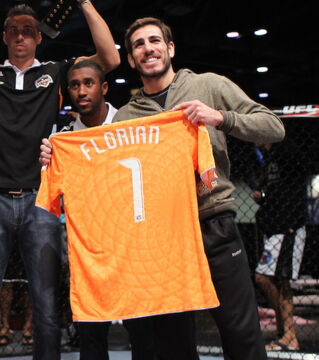 8. Kenny Florian trainierte Football an der Universität, bevor er eine schöne Karriere bei der UFC machte