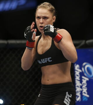 Bevor Sie die Hauptattraktion der weiblichen MMA geworden ist, war Ronda Rousey die erste Amerikanerin, die eine Olympische Medaille im Judo mit nach Hause brachte. Sie belegte den 3. Platz bei den Spielen in Peking in der Kategorie -70 Kilo