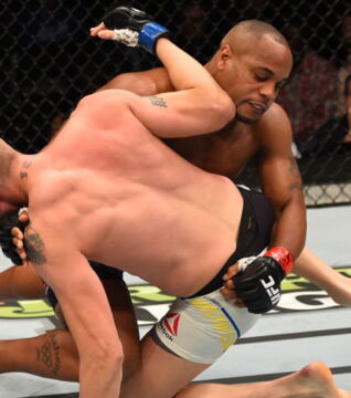 Das Ringen von Daniel Cormier. Er gehörte 2004 zu dem amerikanischen Ringer-Team bei den Olympischen Spielen in Athen, wo er dank seiner Technik den 4. Platz belegte. Er kann jeden auf die Bretter schicken und sogar seine schwersten Gegner fliegen lassen!