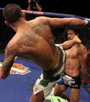 Der ehemalige UFC-Champion im Leichtgewicht ist ein Taekwondo-Experte. Sein berühmter Headkick nach dem Drücken gegen den Käfig gegen Benson Henderson ist ein Beweis