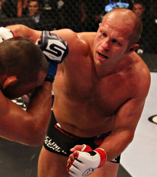 Fedor Emelianenko! Er hatte zwischen 2001 und 2009 eine Serie von 27 Siegen, doch je älter er wird, desto mehr wird er zu einem Schatten seiner Selbst. Eine wahre Legende... der Vergangenheit!