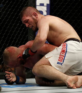 Khabib Nurmagomedov begann wie viele russische Kämpfer mit Sambo, einer brutaleren Judo-Form. Er ist deshalb im Ground and Pound sehr gut