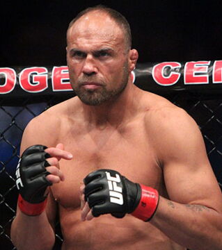Randy Couture ist einer der wenigen „Double Champions“ der UFC-Geschichte. Der ehemalige griechisch-römische Ringer bewies bemerkenswerte Stärke im Nahkampf