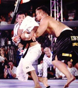 Sieger des ersten UFC-Turniers 1993, Royce Gracie zeigte der Sportwelt eine ihr noch unbekannte Disziplin: Brazilian Jiu Jitsu. Er besiegte einen Gegner nach dem anderen durch Submission…