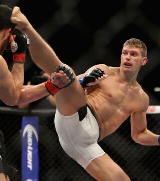 Stephen Wonderboy Thompson legte eine großartige Karriere als Kickboxer hin und wurde anschließend eine Hauptfigur im UFC-Weltergewicht. Mit 20 Siegen in ebensovielen Kämpfen, gilt er als die Nummer 1 der Disziplin.
