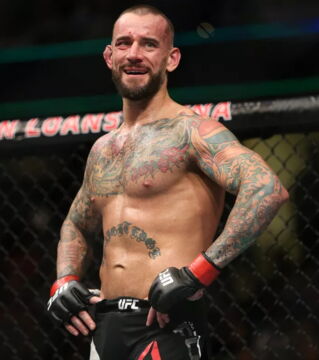 Wie bei CM Punk. Eine Catcher-Legende, dieser Phil Brooks (wahrer Name), der den Mut hatte, sich 2 Jahre lang auf die UFC vorzubereiten, nachdem er bei der WWE dominierte. Er wurde brutal besiegt durch Mickey Gall