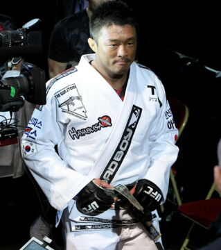 Yoshihiro Akiyama bleibt den Pride-Fans in Erinnerung. Er kämpft regelmäßig im Kimono, weil er seine großartige Karriere als Judoka würdigt. Er gewann 2012 die Asiatischen Spiele.