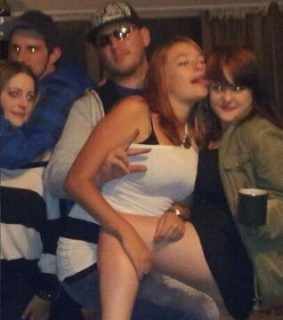 Auf diesem Partyfoto sieht es aus, als ob diese Frau auf dem Schoß eines Mannes Spaß hätte