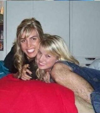 Aus dieser Perspektive sieht es so aus, als wäre das Bein des Mannes der Arm der Frau