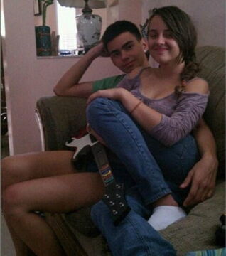 Das Pärchen auf der Couch sieht aus, als ob es die Beine getauscht hätte