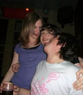 Der Daumen dieses Jungen sieht wie ein Körperteil aus, das man bei Frauen eher selten sieht