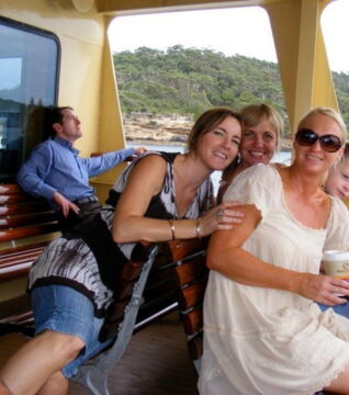 Die Beine dieses Mannes scheinen diese Frau zu durchbohren