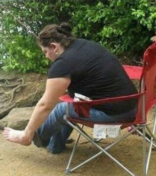 Die Frau auf dem Stuhl scheint einen Fuß anstelle ihrer linken Hand zu haben