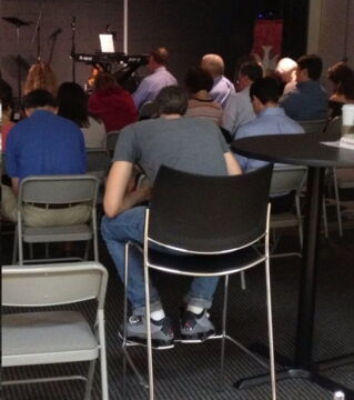 Dieser Mann ist nach vorne gebeugt und sieht aus, als ob er einen ganz kleinen Kopf hätte